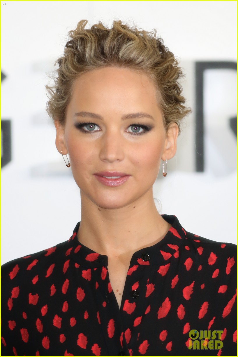 Jennifer Lawrence Keeps Getting Cut Out Of Chris Pratt's 'Passengers' Press Tour Selfies!