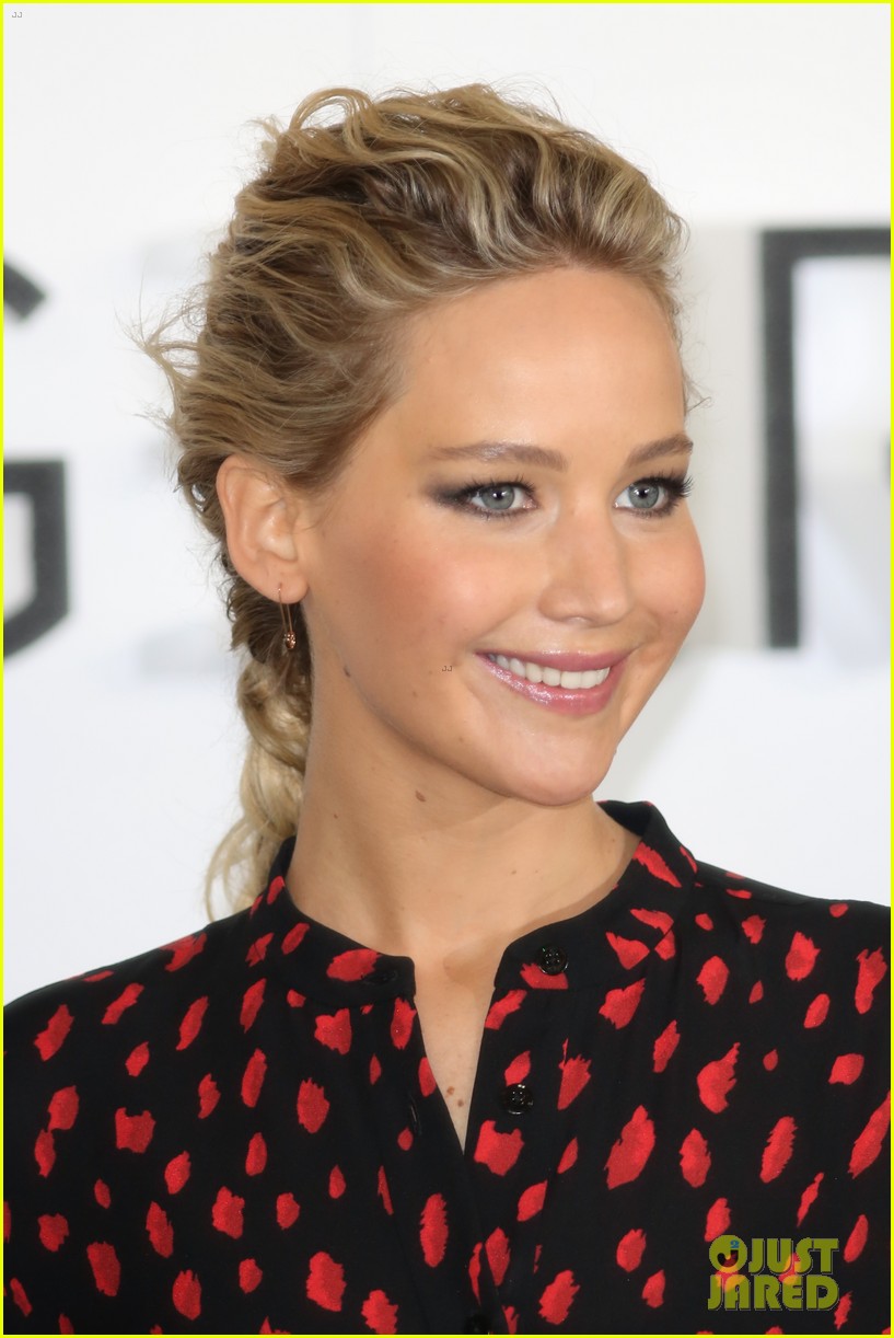 Jennifer Lawrence Keeps Getting Cut Out Of Chris Pratt's 'Passengers' Press Tour Selfies!