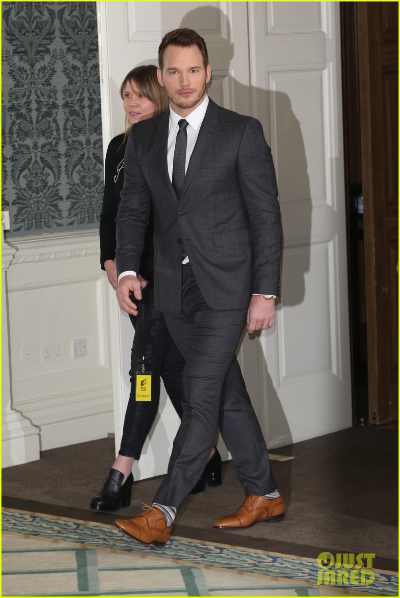 Jennifer Lawrence Keeps Getting Cut Out Of Chris Pratt's 'Passengers' Press Tour Selfies!