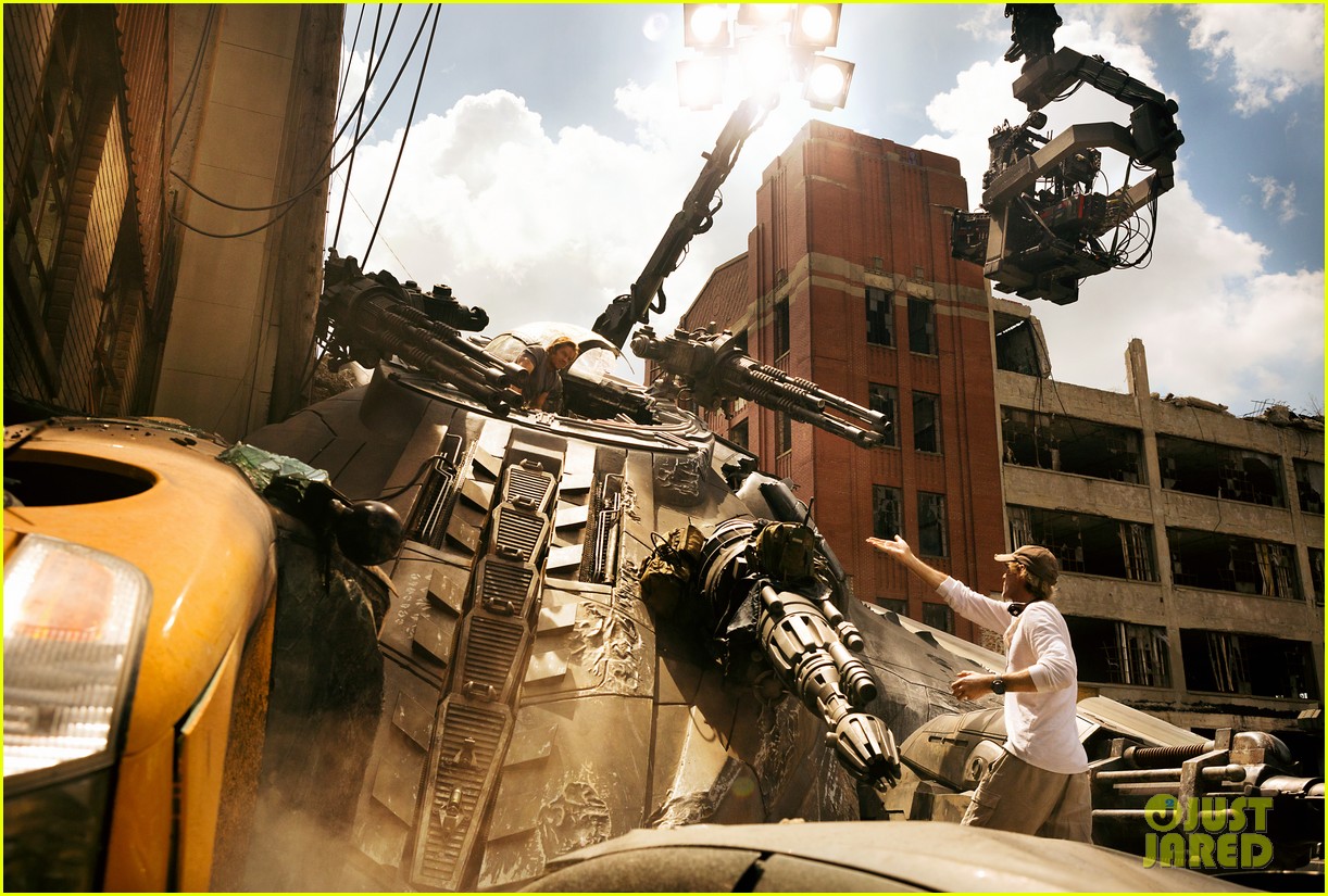 Isabela Moner is the Definition of Girl Power in 'Transformers 5' Trailer!
