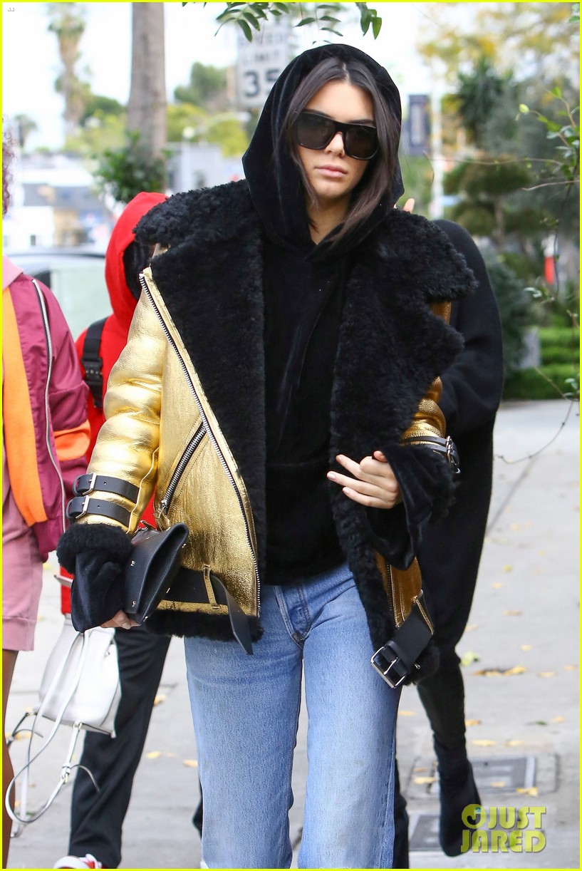 BFF's Hailey Baldwin & Kendall Jenner Bring Along New Puppy For Shopping Trip
