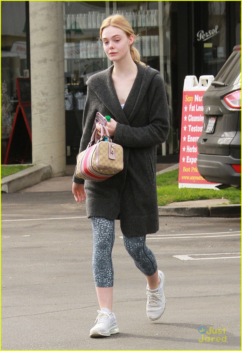 Sisters Dakota & Elle Fanning Don't Think They Look Anything Alike