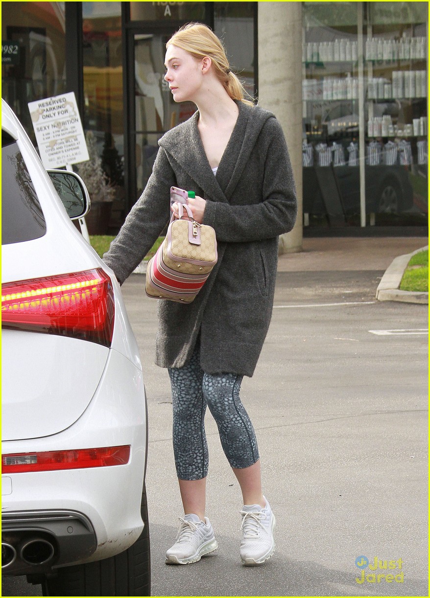 Sisters Dakota & Elle Fanning Don't Think They Look Anything Alike