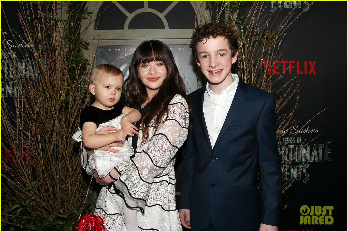  Baudelaire Kids Malina Weissman & Louis Hynes Attend 'Series of Unfortunate Events' Premiere!