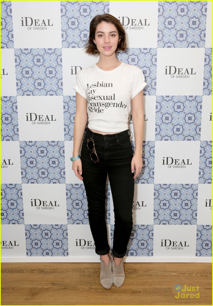 'Reign's Adelaide Kane Wears The Most Powerful Shirt After Trans Bathroom Rights are Revoked