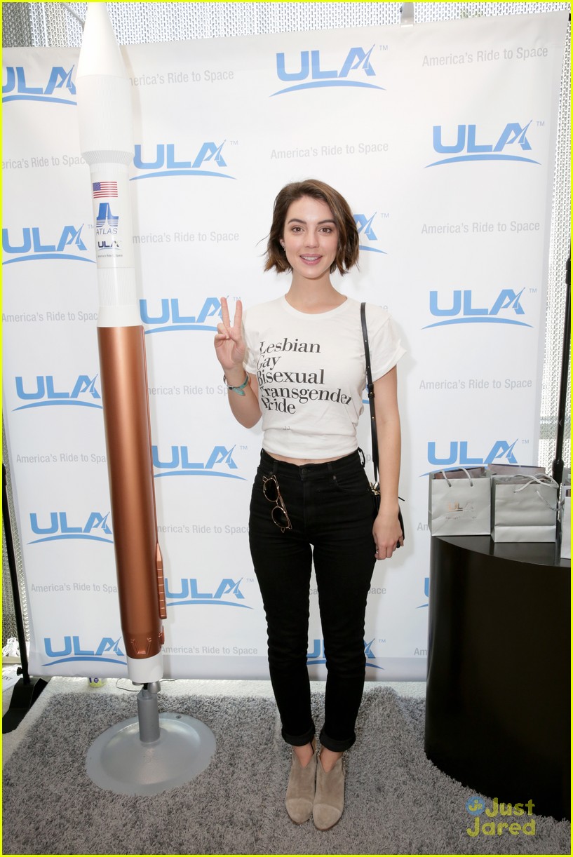 'Reign's Adelaide Kane Wears The Most Powerful Shirt After Trans Bathroom Rights are Revoked