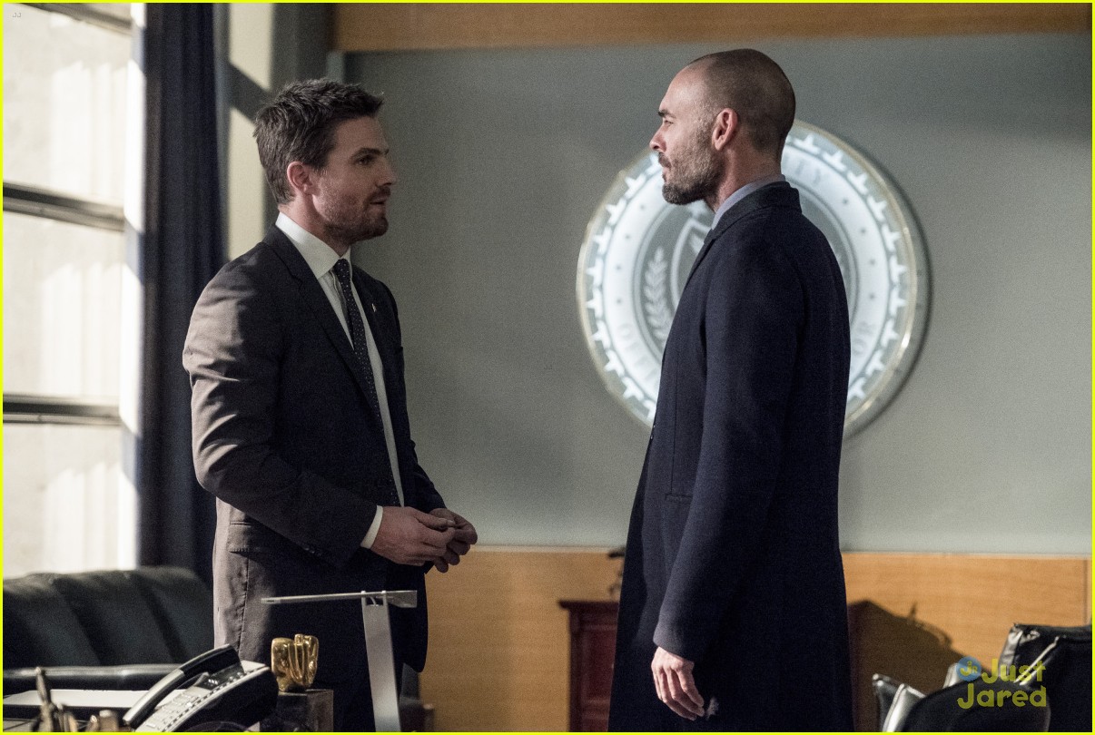 Felicity Puts Her Hacking Hat on in Russia on Tonight's 'Arrow'