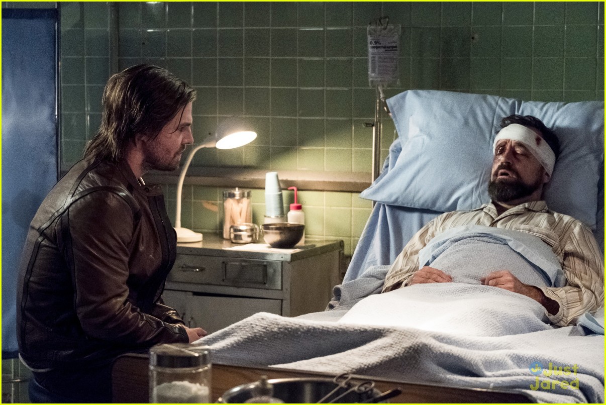 Felicity Puts Her Hacking Hat on in Russia on Tonight's 'Arrow'