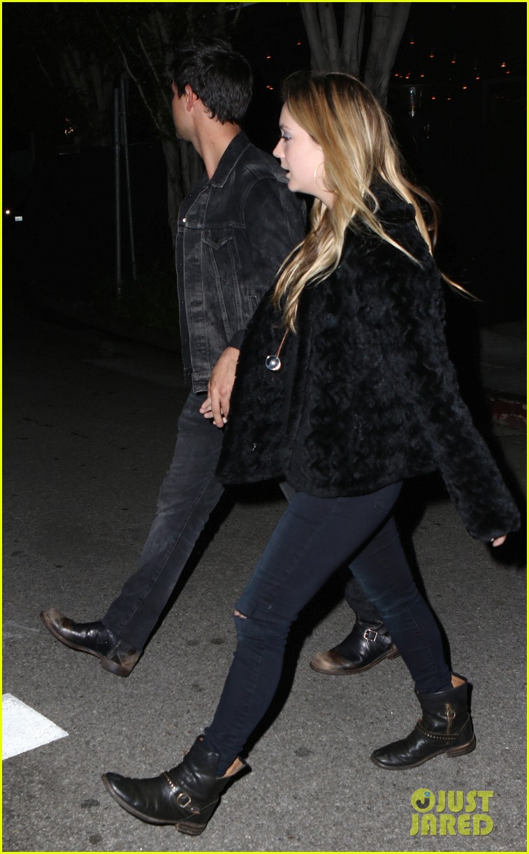 Taylor Lautner Holds Hands with Girlfriend Billie Lourd on Date Night