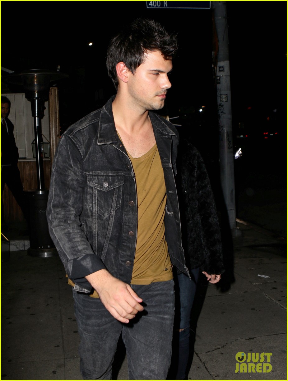Taylor Lautner Holds Hands with Girlfriend Billie Lourd on Date Night