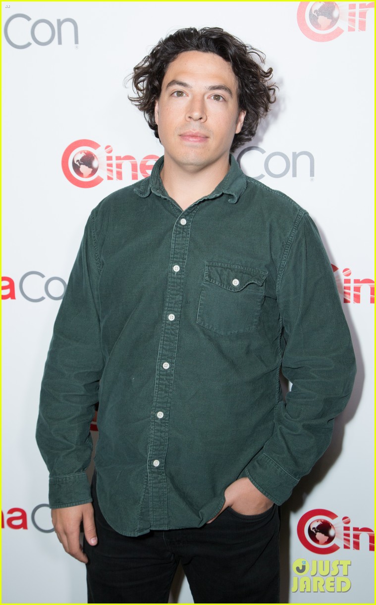 Zac Efron Debuts New 'Baywatch' Footage With Co-Stars At CinemaCon 2017!