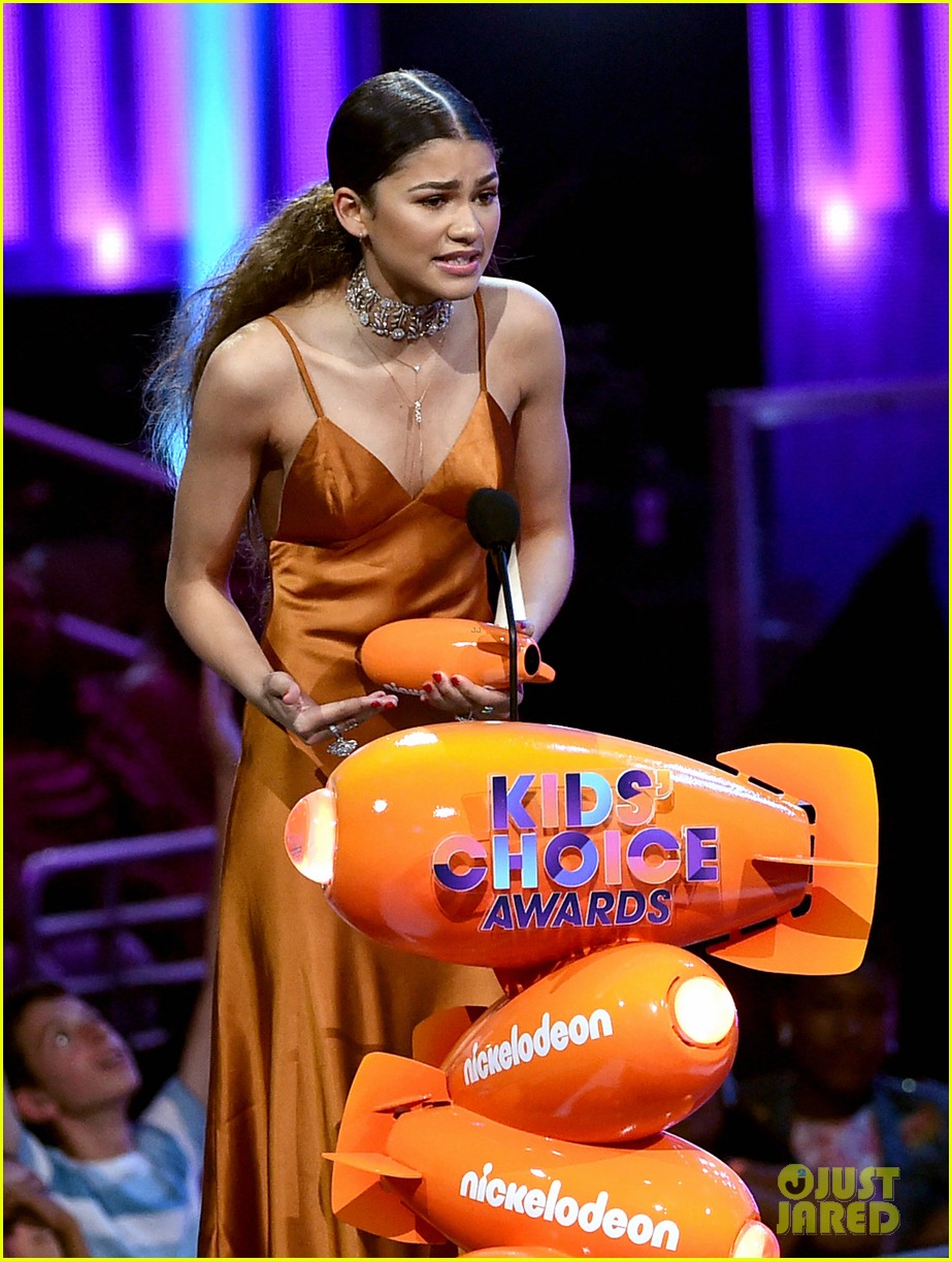 Zendaya Thanks Fans After Winning Best Actress at KCAs 2017!