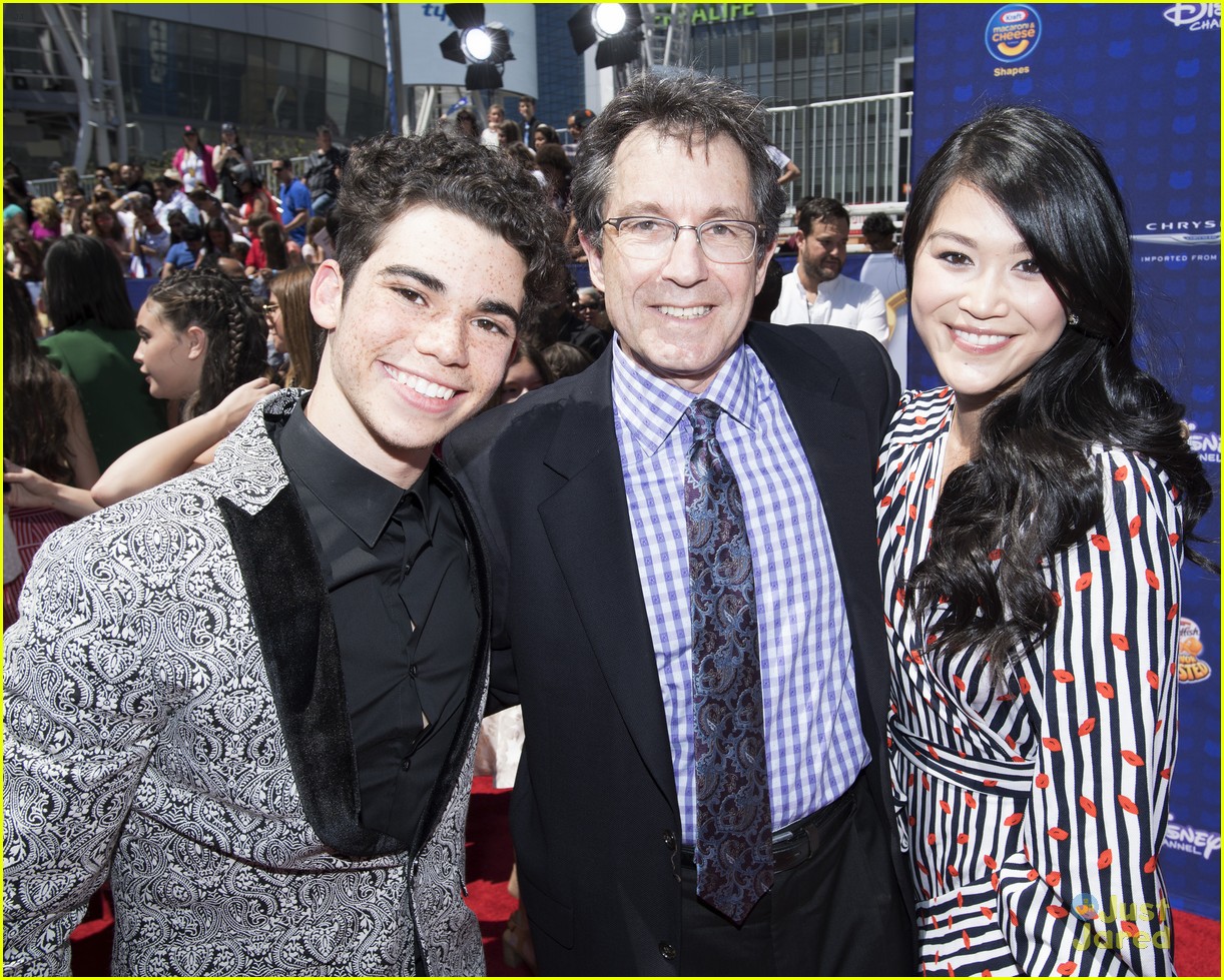 China Anne McClain & Sister Lauryn McClain Are Repping The Entire 'Descendants' Franchise at RDMAs 2017