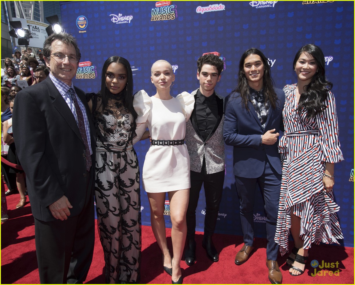 China Anne McClain & Sister Lauryn McClain Are Repping The Entire 'Descendants' Franchise at RDMAs 2017