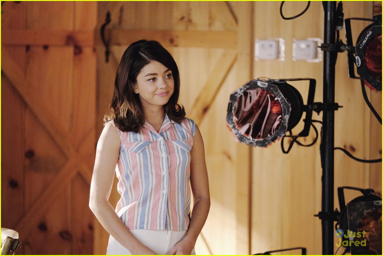 Sarah Hyland Becomes Lisa Houseman in New 'Dirty Dancing' Pics