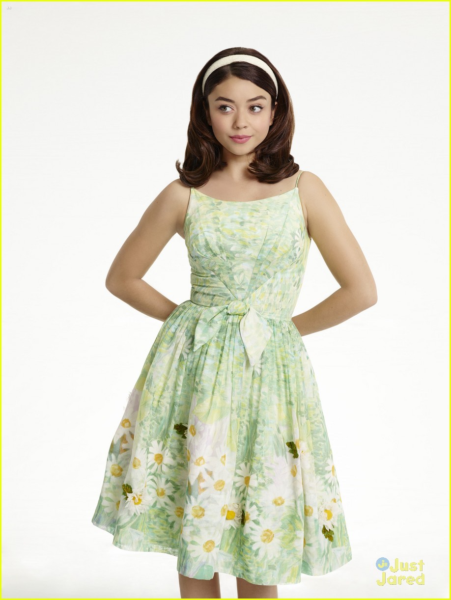 Sarah Hyland Becomes Lisa Houseman in New 'Dirty Dancing' Pics