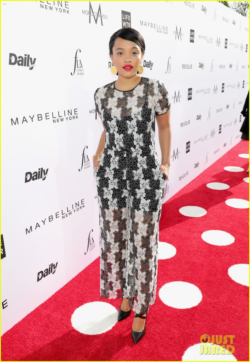Paris Jackson Accepts Fashion Award with Bare Feet!