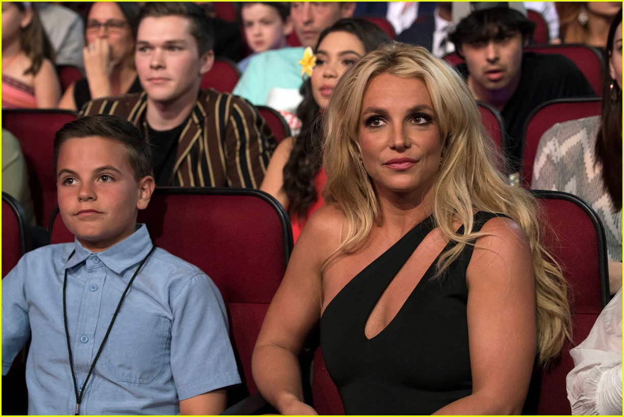 Kelsea Ballerini, Sofia Carson, & Hailee Steinfeld Perform Britney Spears Tribute at RDMAs