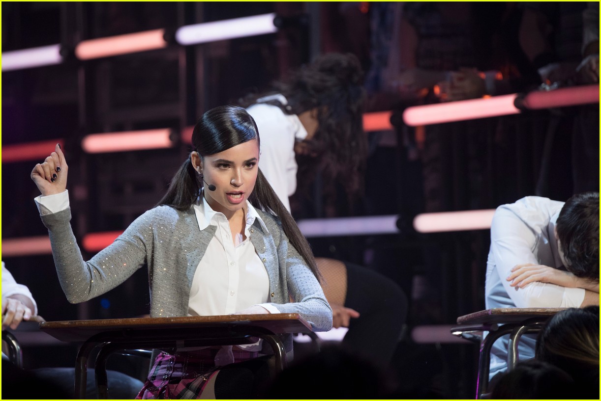 Kelsea Ballerini, Sofia Carson, & Hailee Steinfeld Perform Britney Spears Tribute at RDMAs
