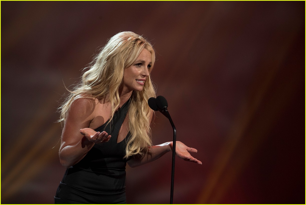Kelsea Ballerini, Sofia Carson, & Hailee Steinfeld Perform Britney Spears Tribute at RDMAs