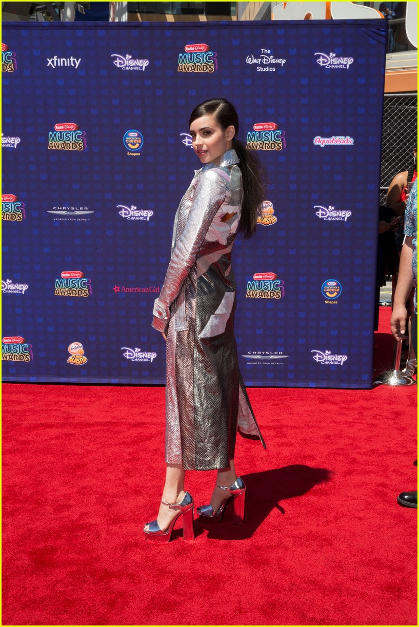 Kelsea Ballerini, Sofia Carson, & Hailee Steinfeld Perform Britney Spears Tribute at RDMAs