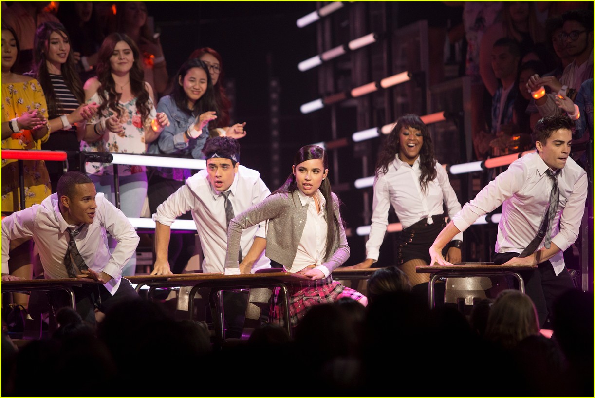 Kelsea Ballerini, Sofia Carson, & Hailee Steinfeld Perform Britney Spears Tribute at RDMAs