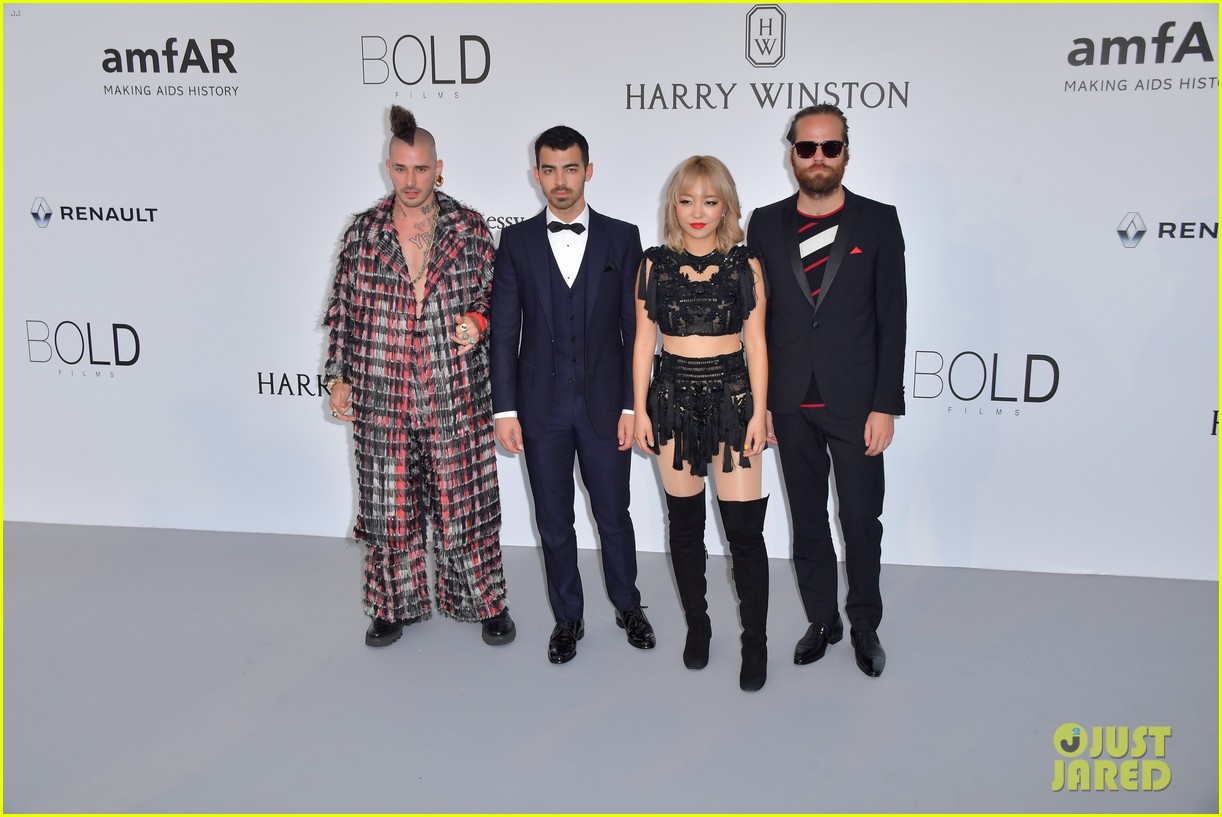 Bella Hadid Says Hi to Her Sister's Ex-Boyfriend at amfAR Gala 2017