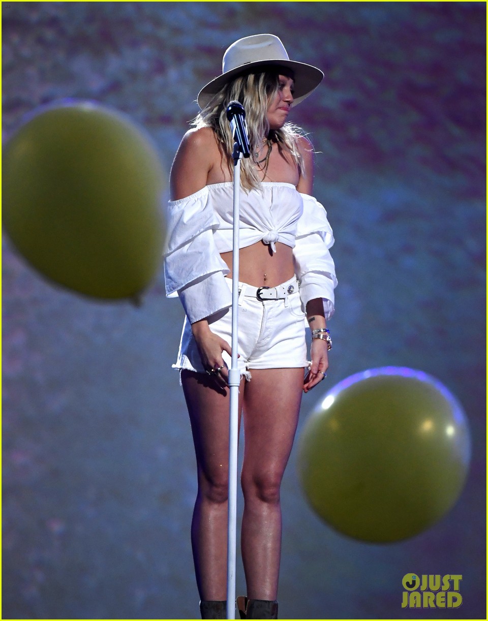 Miley Cyrus Performs 'Malibu' Live at Billboard Music Awards 2017!