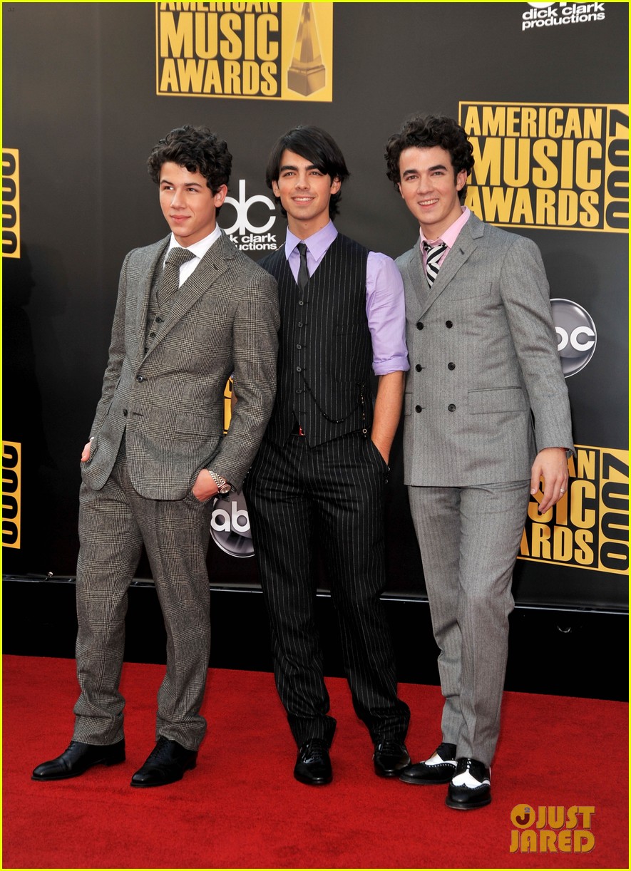 Nick Jonas Definitely Regrets THIS Jonas Brothers Fashion Phase