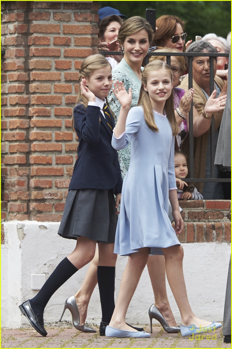 Princesses Leonor & Sofia of Spain Match Their Hairstyles For Sofia's First Communion