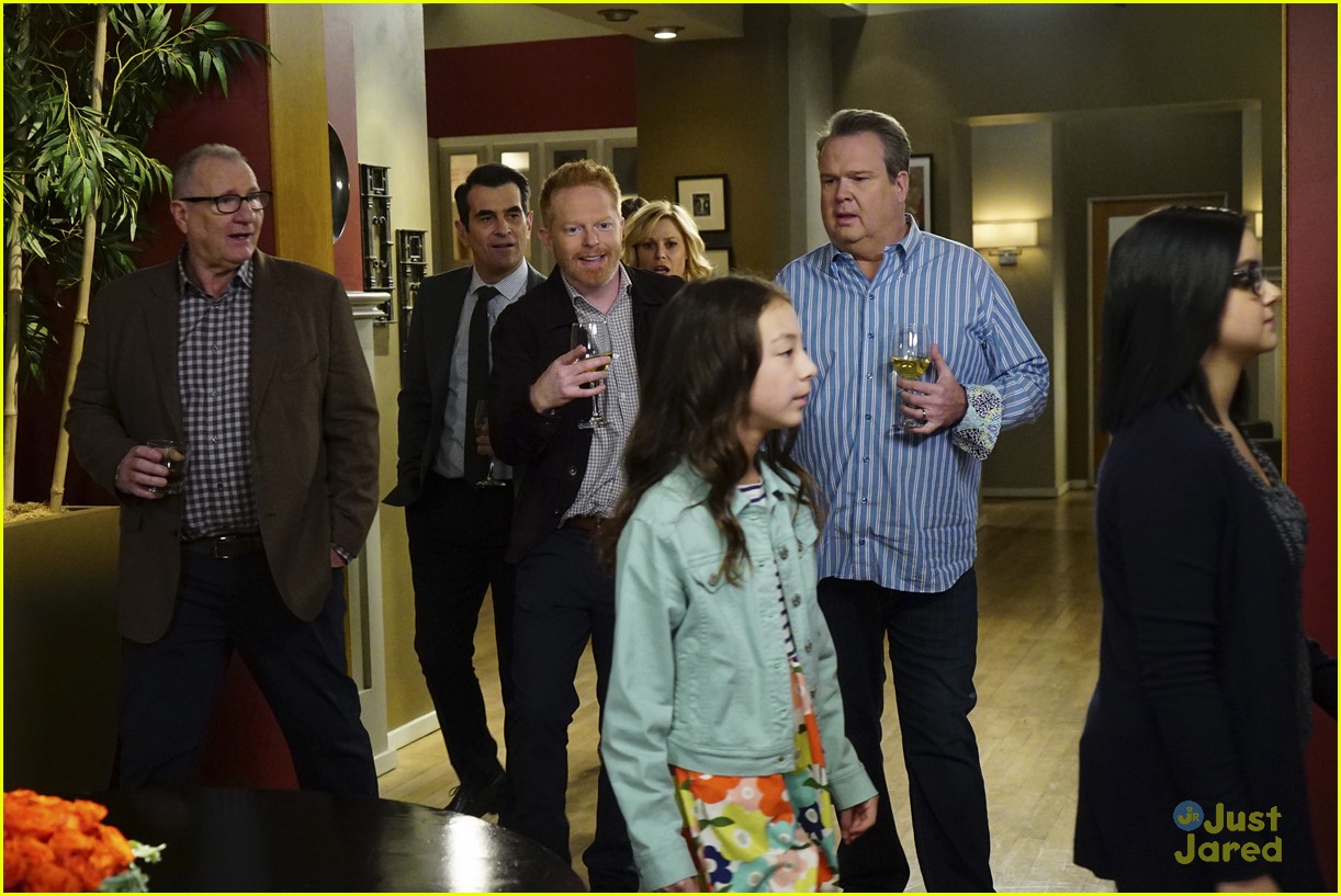 Rico Rodriguez & Nolan Gould Graduate on 'Modern Family's Season Finale!