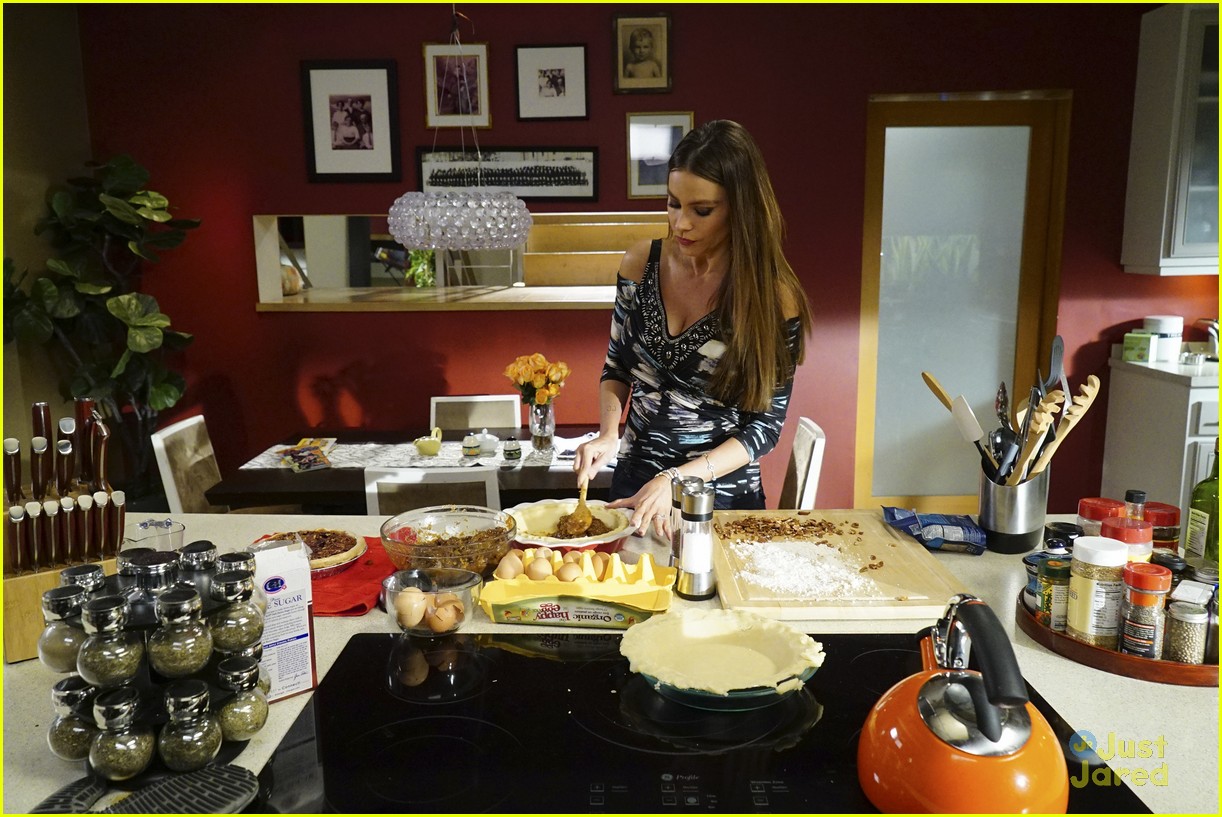 Rico Rodriguez & Nolan Gould Graduate on 'Modern Family's Season Finale!