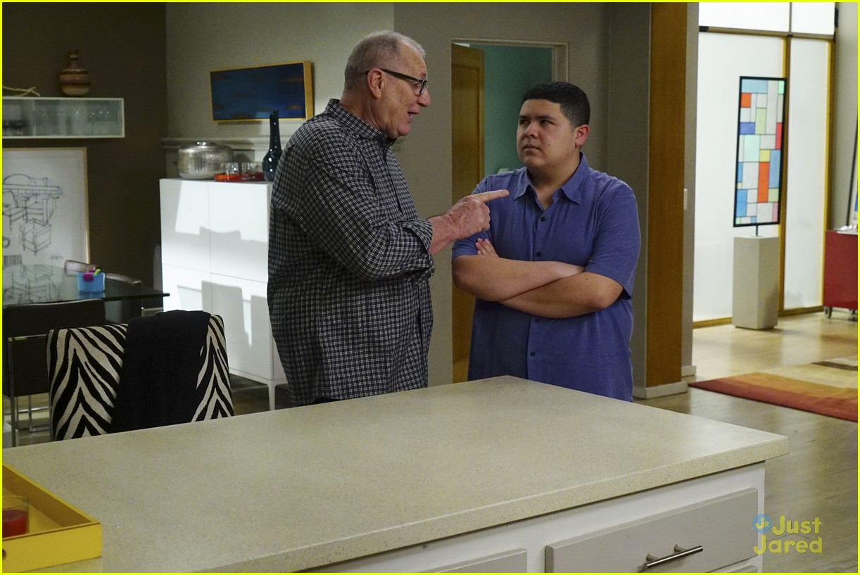 Rico Rodriguez & Nolan Gould Graduate on 'Modern Family's Season Finale!