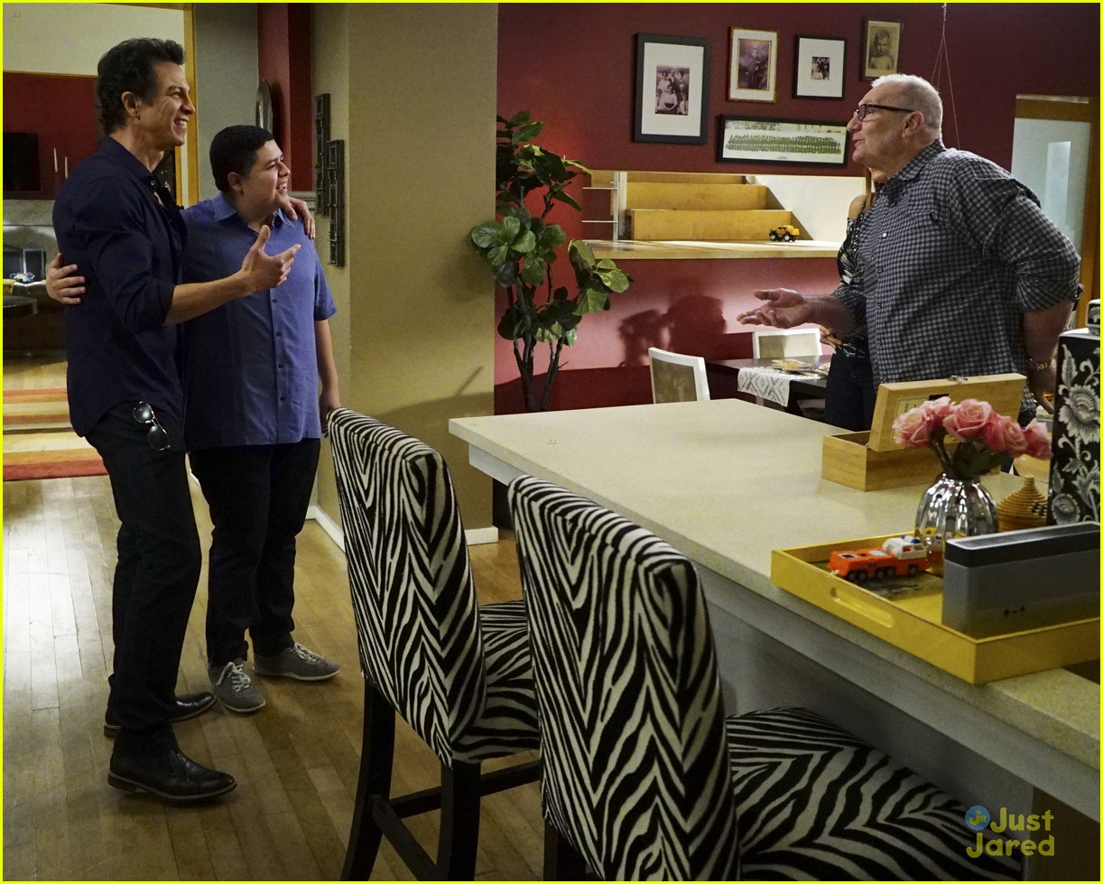 Rico Rodriguez & Nolan Gould Graduate on 'Modern Family's Season Finale!