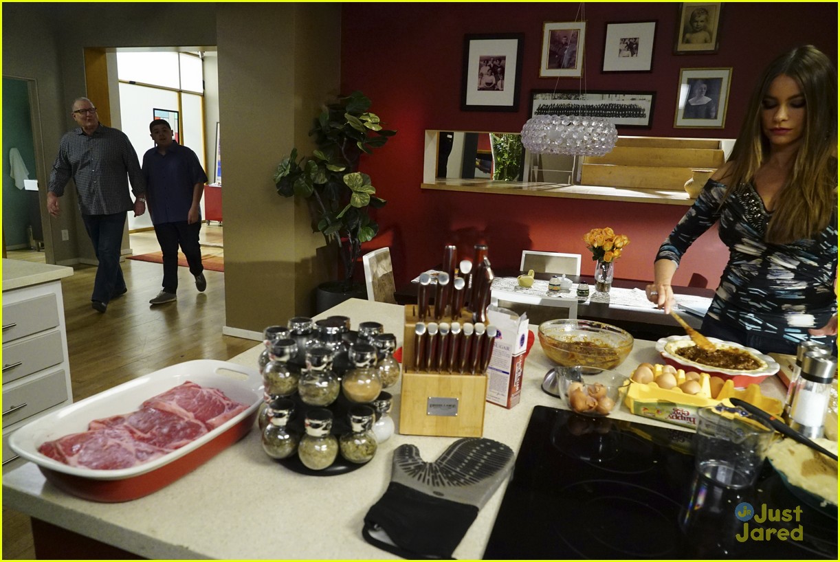 Rico Rodriguez & Nolan Gould Graduate on 'Modern Family's Season Finale!