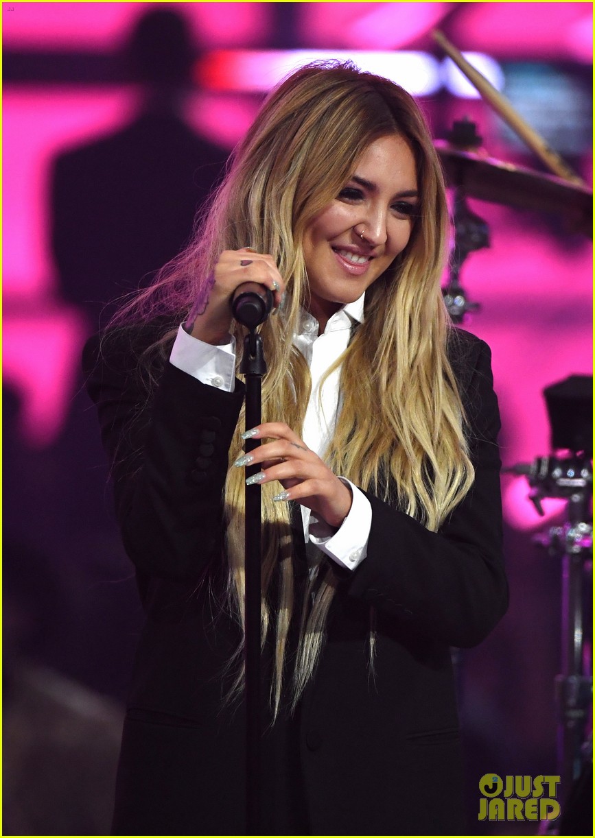 Selena Gomez's Pal & Songwriter Julia Michaels Performs at BBMAs 2017 (Video)