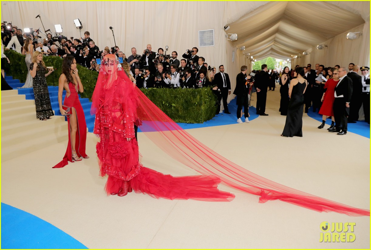 Fans React to Katy Perry's Met Gala 2017 Look