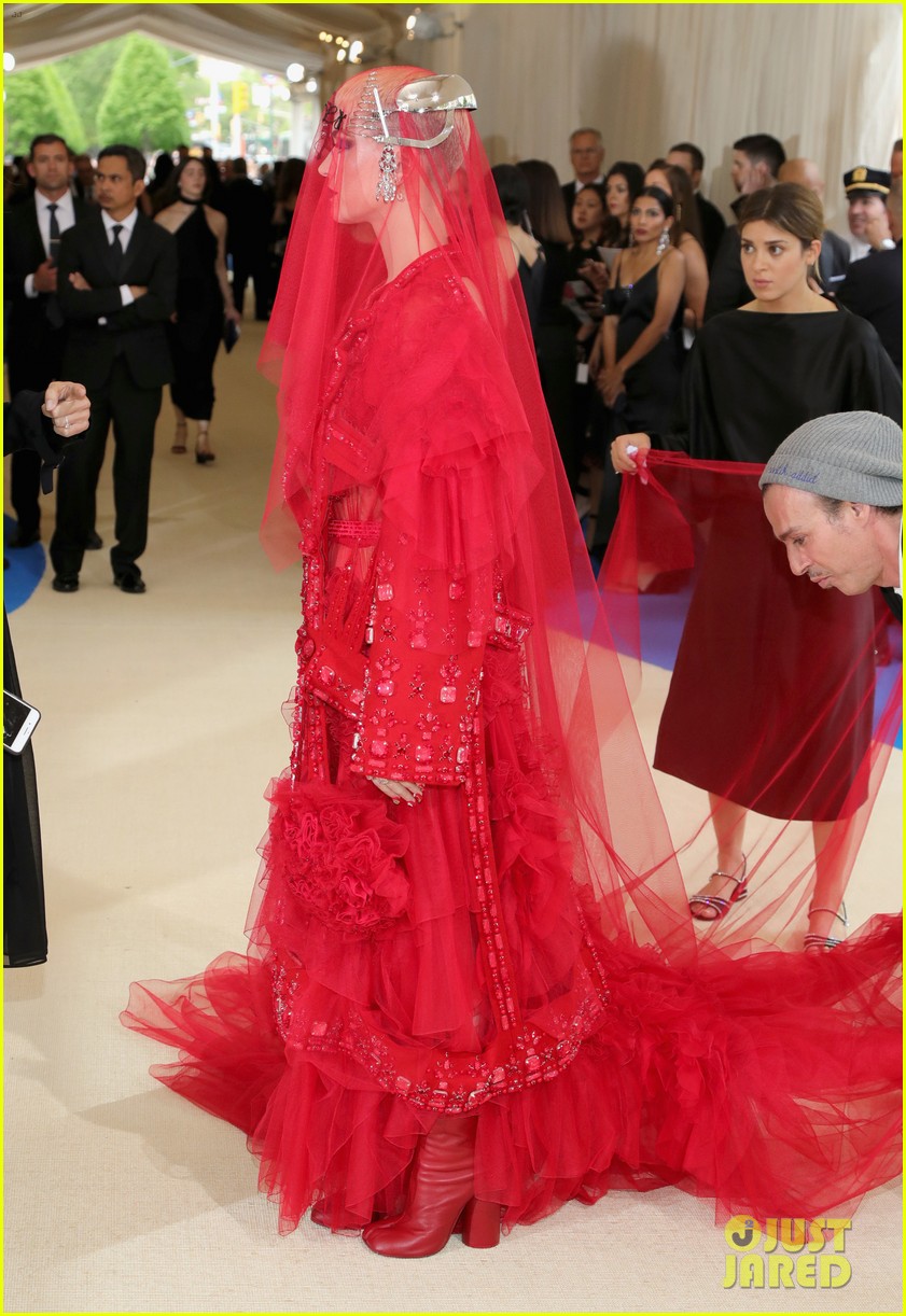 Fans React to Katy Perry's Met Gala 2017 Look