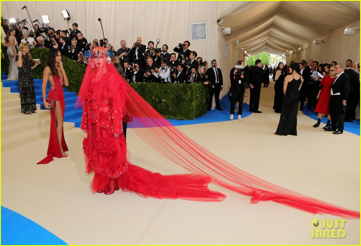 Fans React to Katy Perry's Met Gala 2017 Look
