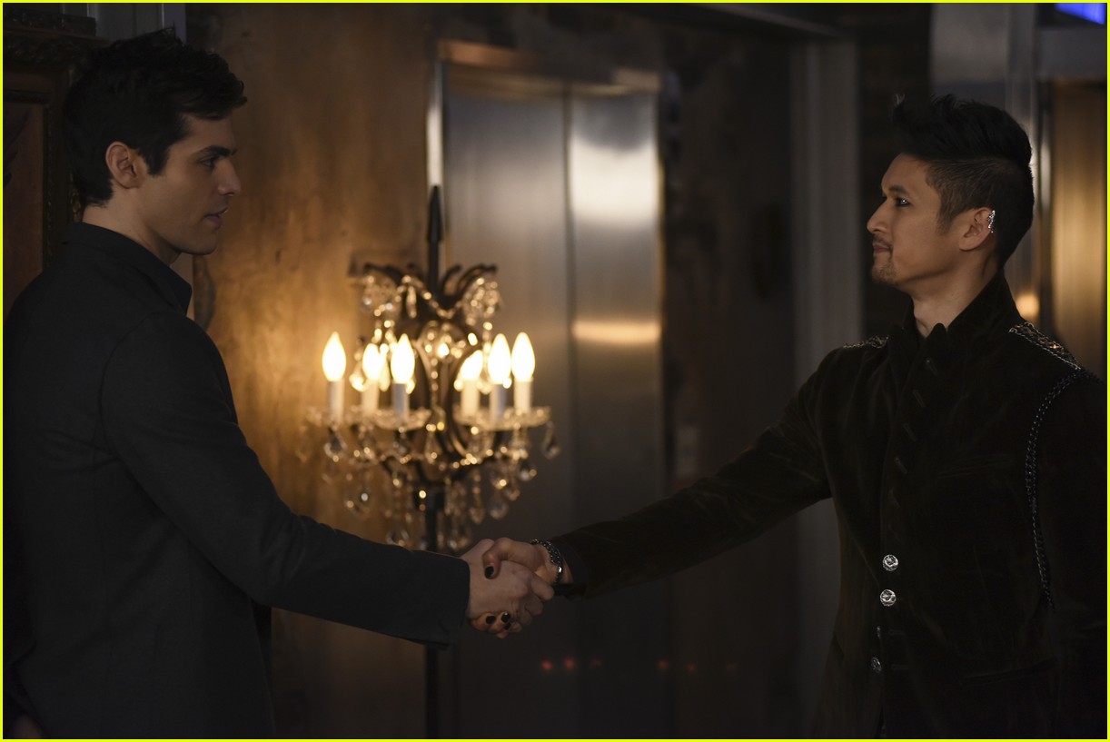 Clary Has To Choose Between Simon & Jace on Tonight's 'Shadowhunters'