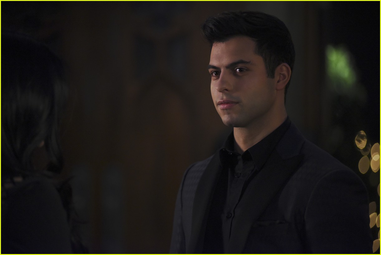 Clary Has To Choose Between Simon & Jace on Tonight's 'Shadowhunters'