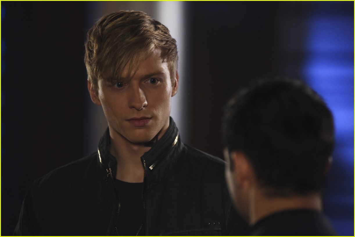 Clary Has To Choose Between Simon & Jace on Tonight's 'Shadowhunters'