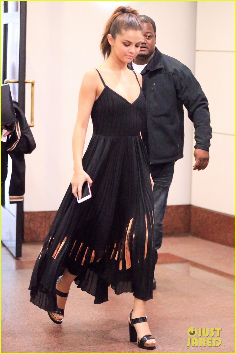 Selena Gomez Looks Super Stylish While Out in Hollywood