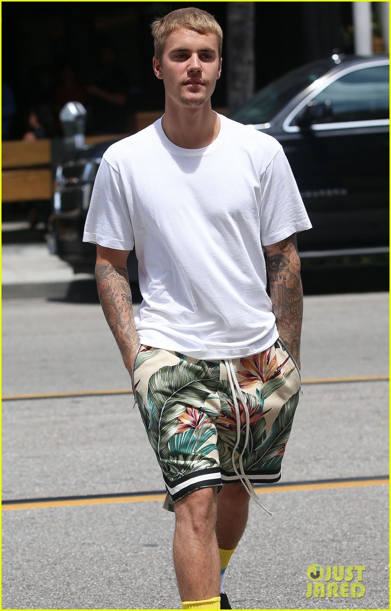 Justin Bieber Grabs Lunch in Beverly Hills After Tour Cancellation
