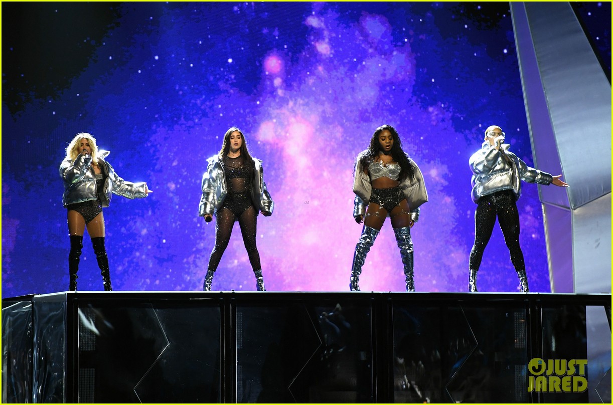 Watch Fifth Harmony's Full VMAs 2017 Performance, Including THAT Moment (Video)