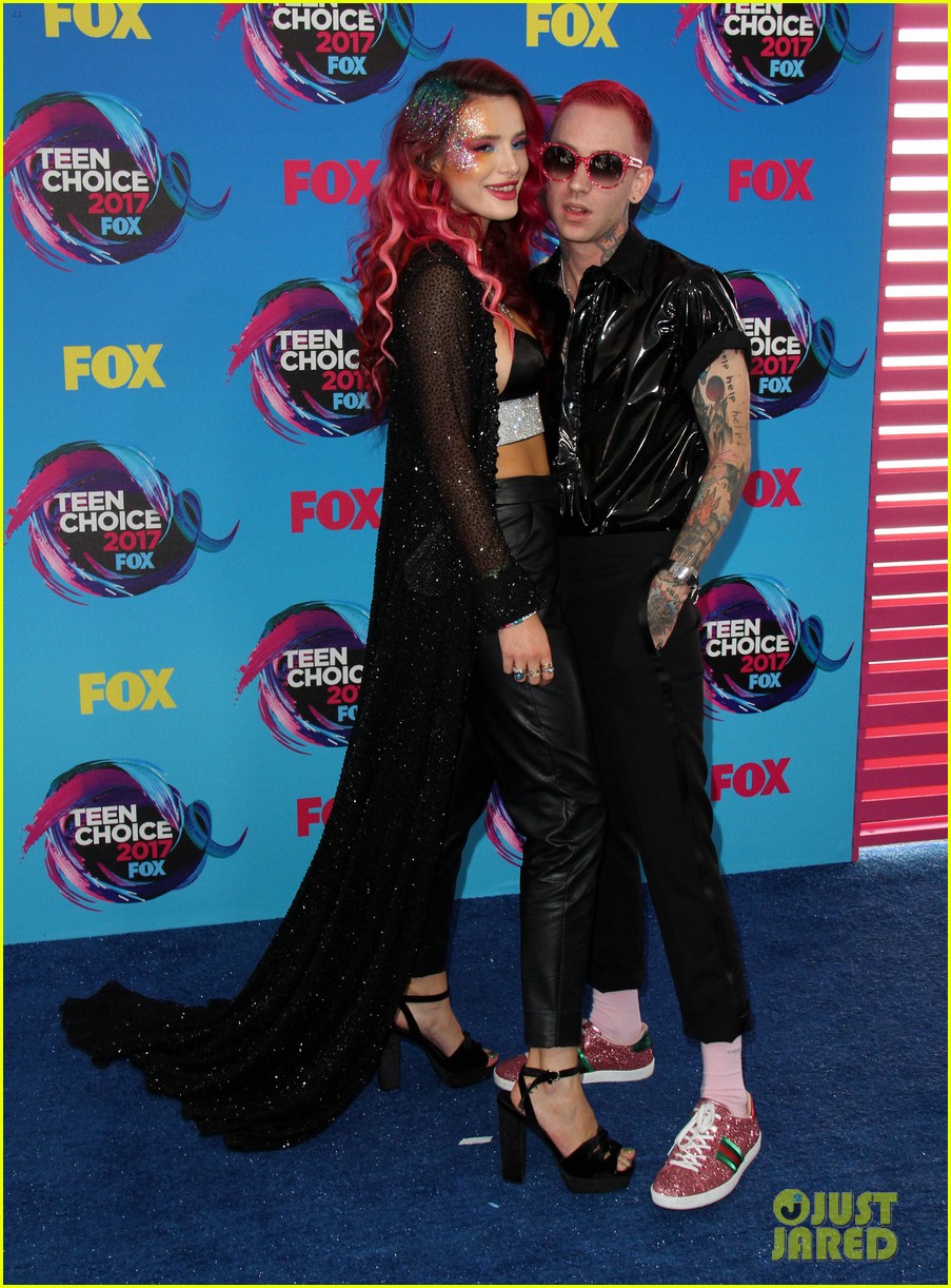 Bella Thorne & Boyfriend Blackbear Couple Up at Teen Choice Awards 2017!