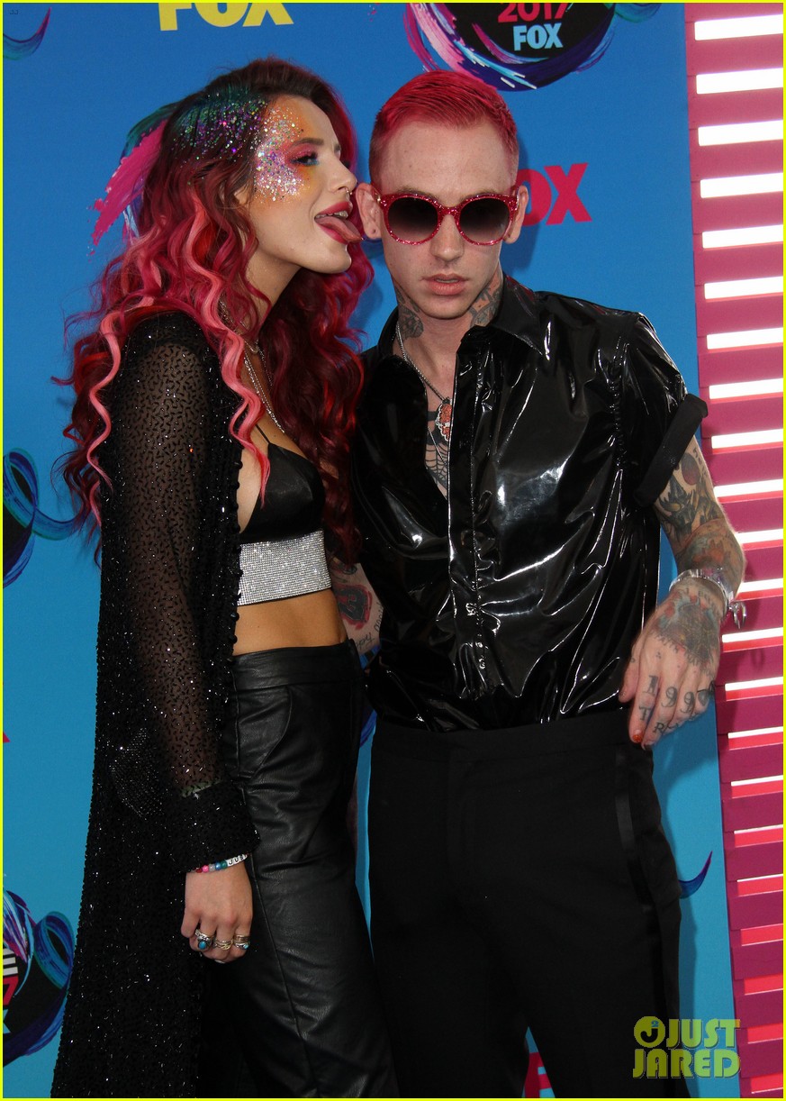Bella Thorne & Boyfriend Blackbear Couple Up at Teen Choice Awards 2017!