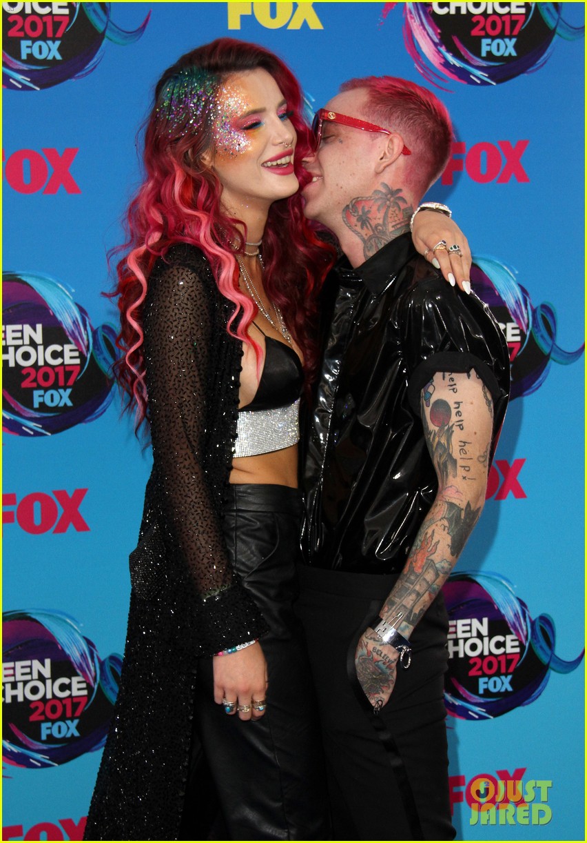 Bella Thorne & Boyfriend Blackbear Couple Up at Teen Choice Awards 2017!
