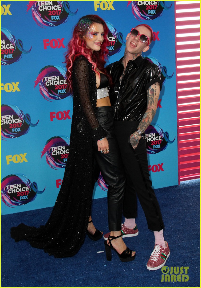 Bella Thorne & Boyfriend Blackbear Couple Up at Teen Choice Awards 2017!