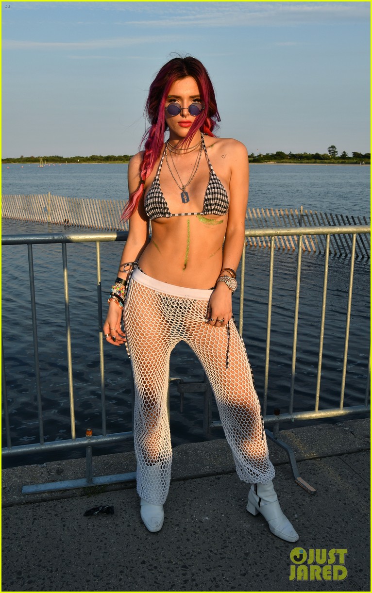 Bella Thorne Supports Blackbear at His Billboard Show!